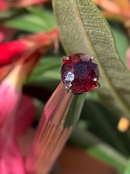 Grenat Almandin, pierre taillée de 7mm de diamètre x 5 - 2 carats. Parfait en bijouterie, collection ,exposition...