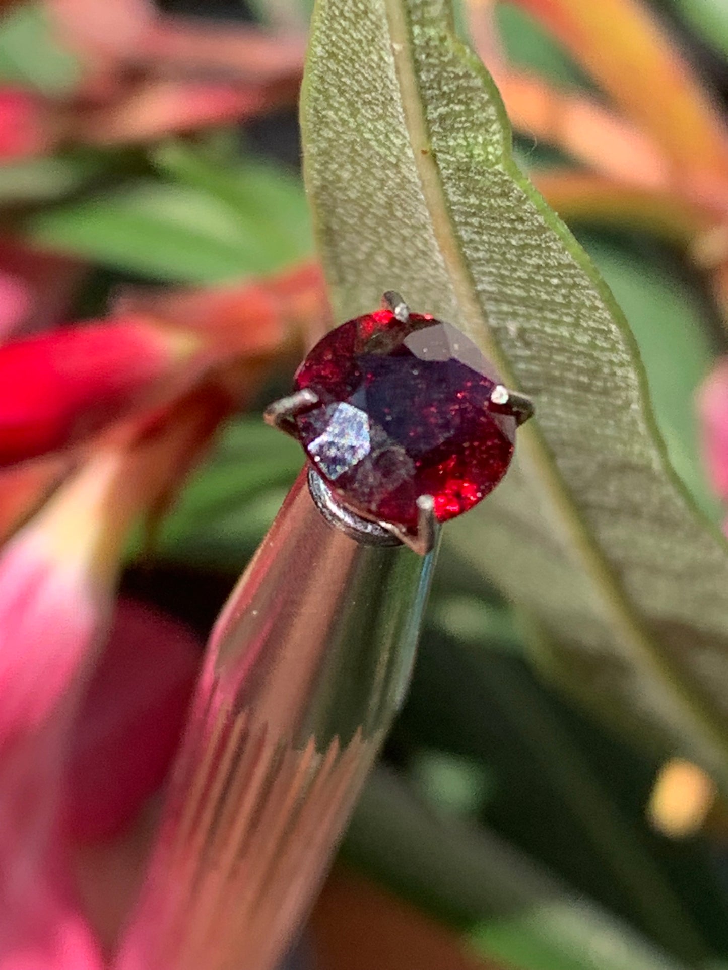 Grenat Almandin, pierre taillée de 7mm de diamètre x 5 - 2 carats. Parfait en bijouterie, collection ,exposition...