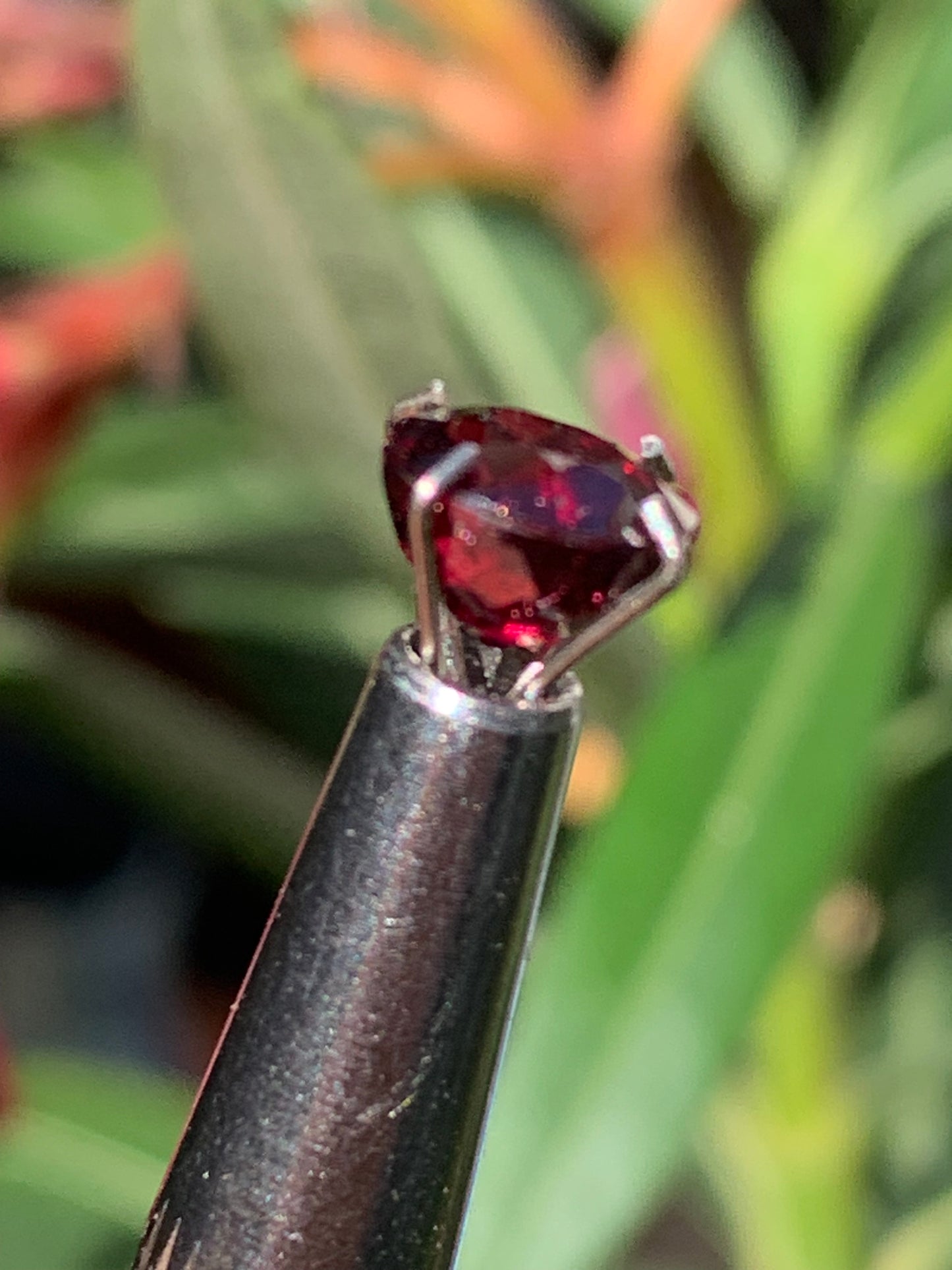 Grenat Almandin, pierre taillée de 7mm de diamètre x 5 - 2 carats. Parfait en bijouterie, collection ,exposition...