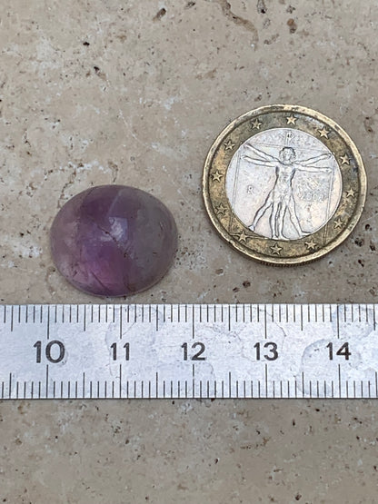 Améthyste, cabochon de 18mm x16 x9 - 18 carats. Parfait en bijouterie, collection ,exposition...