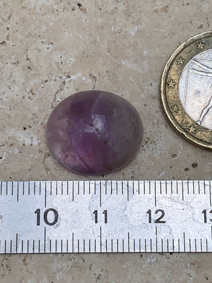 Améthyste, cabochon de 18mm x16 x9 - 18 carats. Parfait en bijouterie, collection ,exposition...