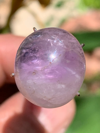 Améthyste, cabochon de 18mm x16 x9 - 18 carats. Parfait en bijouterie, collection ,exposition...