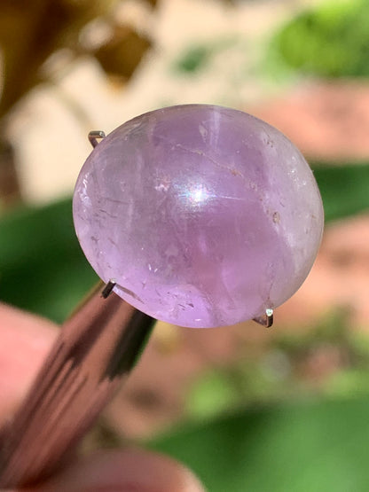 Améthyste, cabochon de 18mm x16 x9 - 18 carats. Parfait en bijouterie, collection ,exposition...