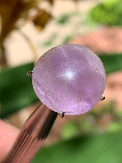 Améthyste, cabochon de 18mm x16 x9 - 18 carats. Parfait en bijouterie, collection ,exposition...