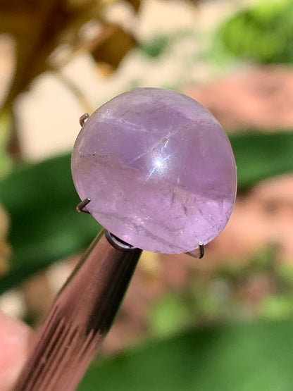 Améthyste, cabochon de 18mm x16 x9 - 18 carats. Parfait en bijouterie, collection ,exposition...