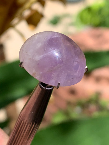 Améthyste, cabochon de 18mm x16 x9 - 18 carats. Parfait en bijouterie, collection ,exposition...