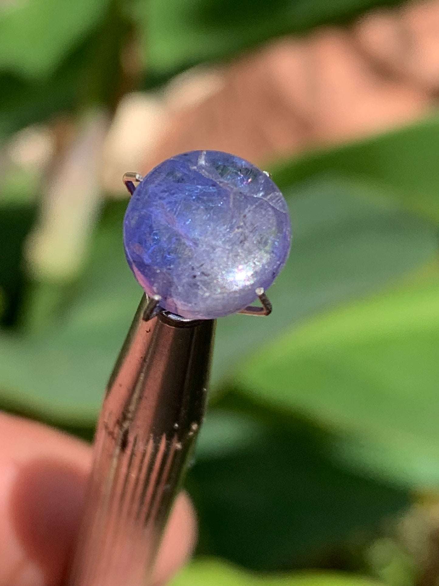 Cyanite disthène, cabochon de 10mm de diamètre x 5 - 4,5 carats. Parfait en bijouterie, collection, exposition...