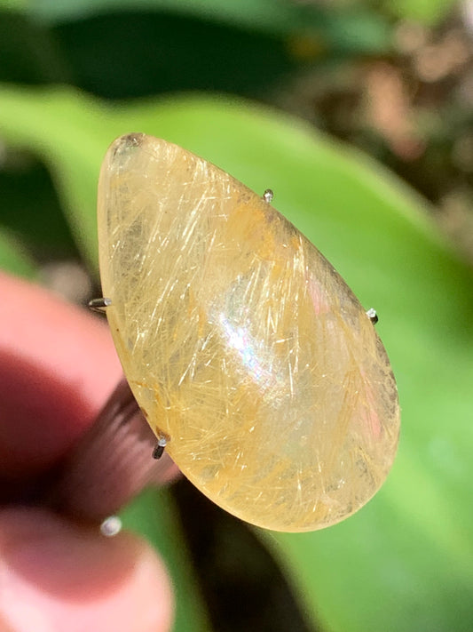 Cristal de roche/ quartz à rutiles dorés, cabochon de 25mm x15 x6 - 15,5 carats. Parfait en bijouterie, collection ,exposition...
