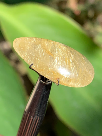 Cristal de roche/ quartz à rutiles dorés, cabochon de 25mm x15 x6 - 15,5 carats. Parfait en bijouterie, collection ,exposition...