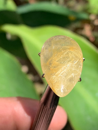 Cristal de roche/ quartz à rutiles dorés, cabochon de 25mm x15 x6 - 15,5 carats. Parfait en bijouterie, collection ,exposition...