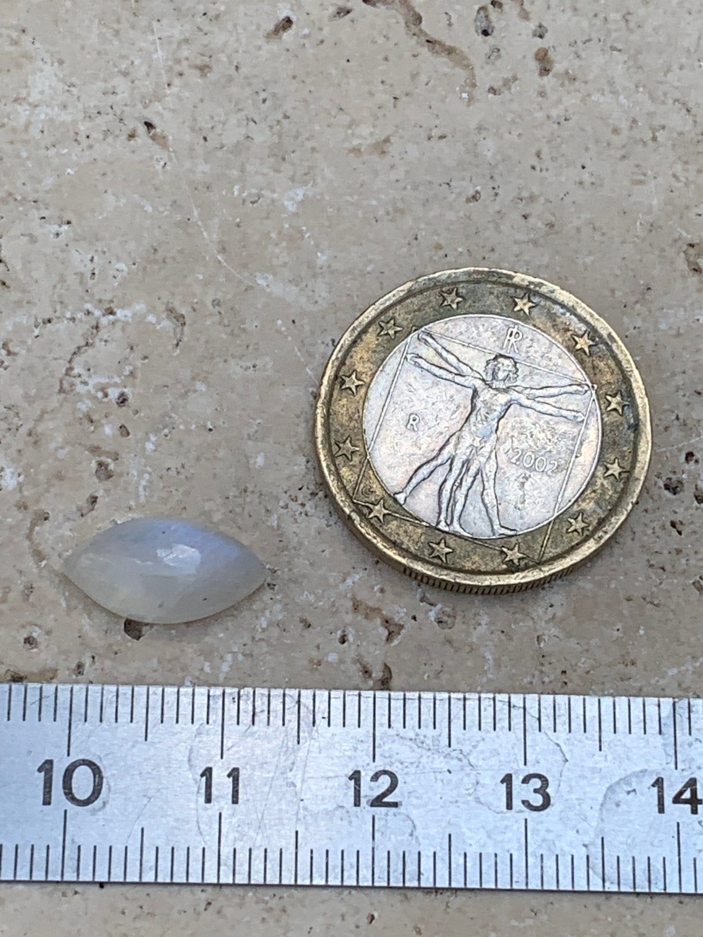 Pierre de lune blanche/ Adulaire - Cabochon de 14mm x7 x5 - 2,5 carats. Parfait en bijouterie, collection ,exposition...