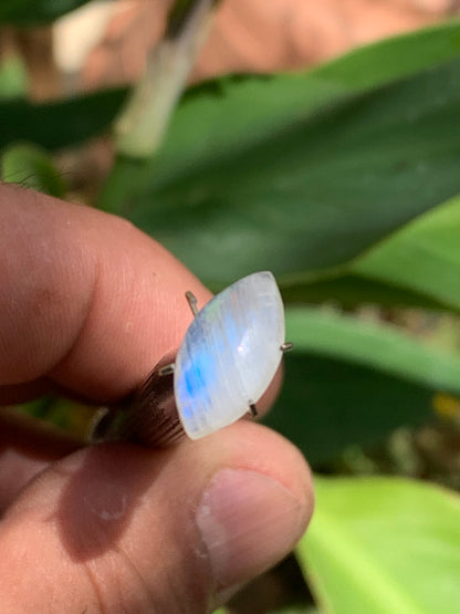 Pierre de lune blanche/ Adulaire - Cabochon de 14mm x7 x5 - 2,5 carats. Parfait en bijouterie, collection ,exposition...