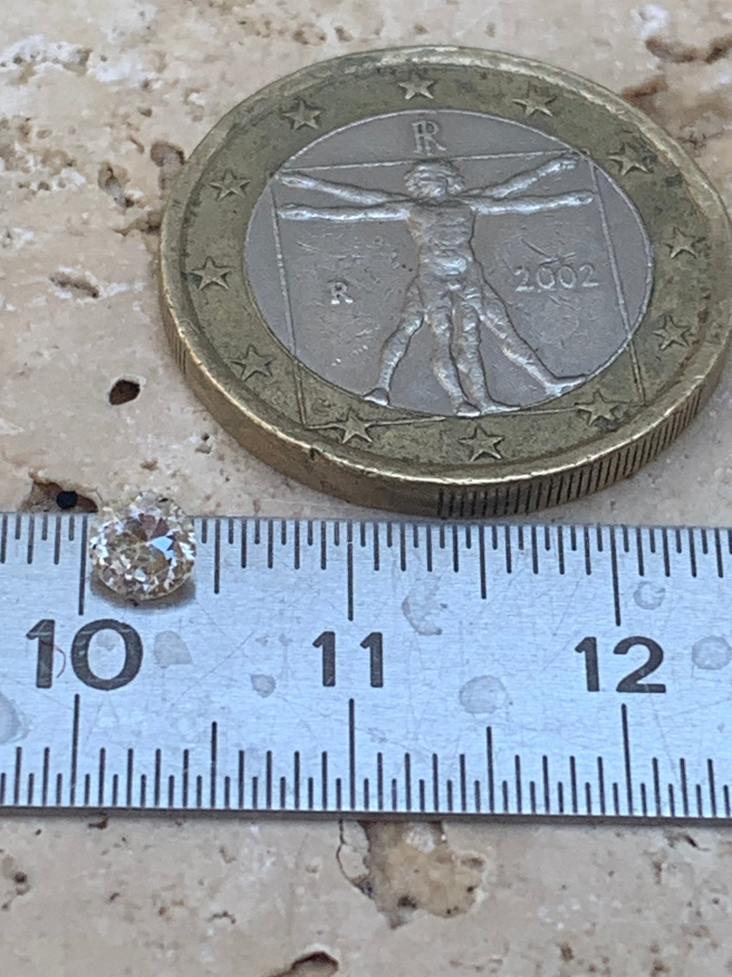 Cristal de roche 'façon diamant', pierre taillée de 4mm x4 x3 - 0,5 carats. Parfait en bijouterie, collection ,exposition...