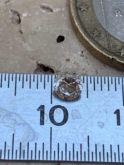Cristal de roche 'façon diamant', pierre taillée de 4mm x4 x3 - 0,5 carats. Parfait en bijouterie, collection ,exposition...
