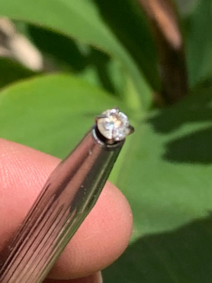 Cristal de roche 'façon diamant', pierre taillée de 4mm x4 x3 - 0,5 carats. Parfait en bijouterie, collection ,exposition...