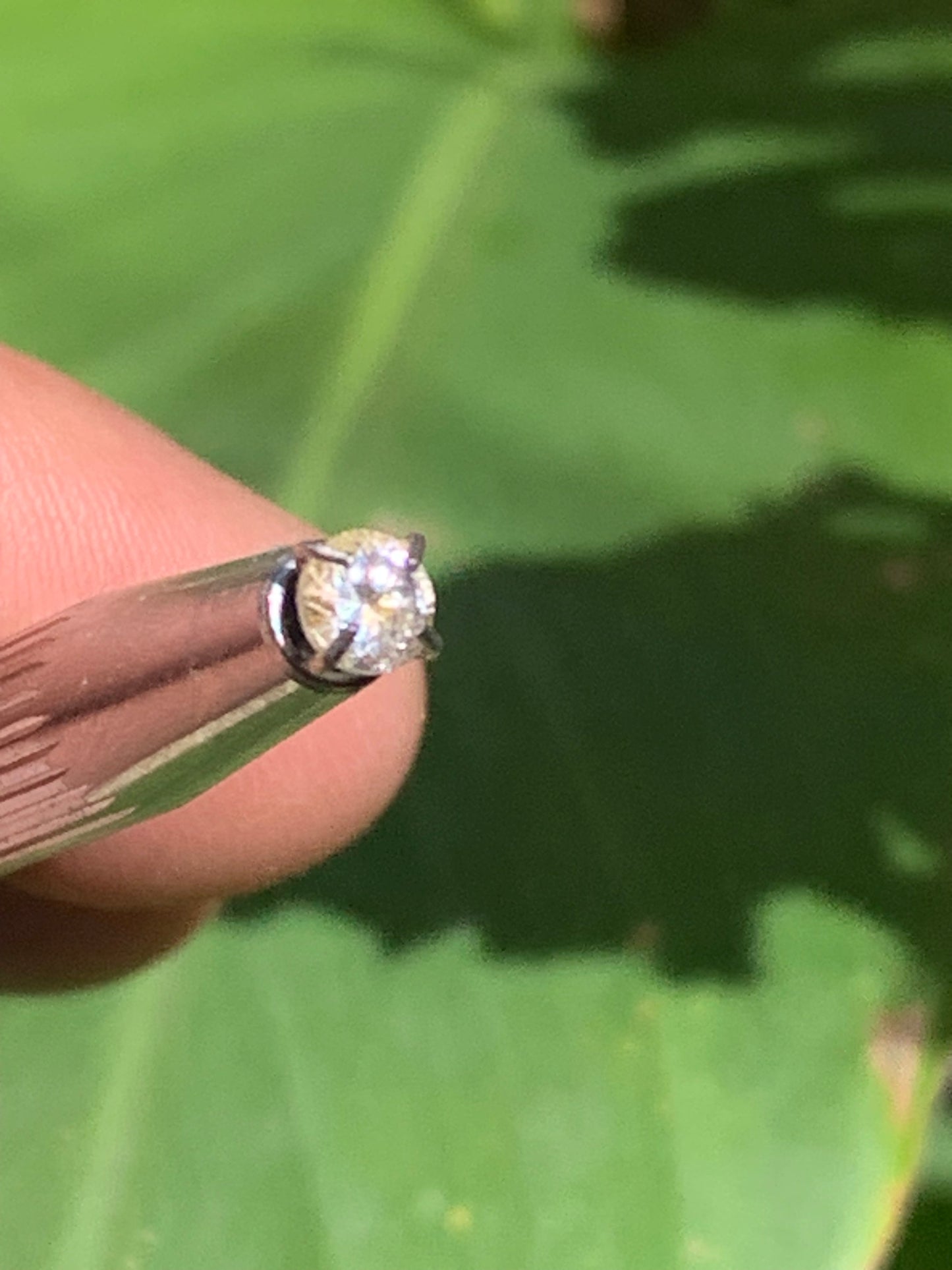 Cristal de roche 'façon diamant', pierre taillée de 4mm x4 x3 - 0,5 carats. Parfait en bijouterie, collection ,exposition...