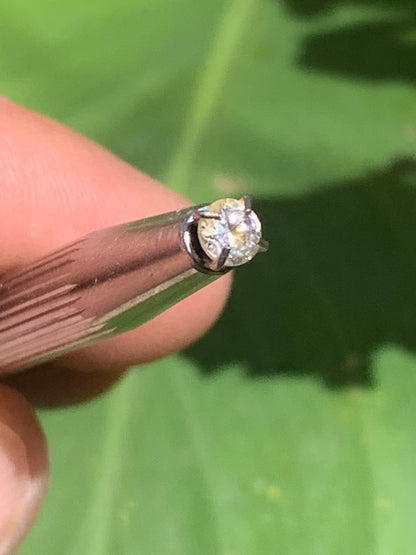 Cristal de roche 'façon diamant', pierre taillée de 4mm x4 x3 - 0,5 carats. Parfait en bijouterie, collection ,exposition...