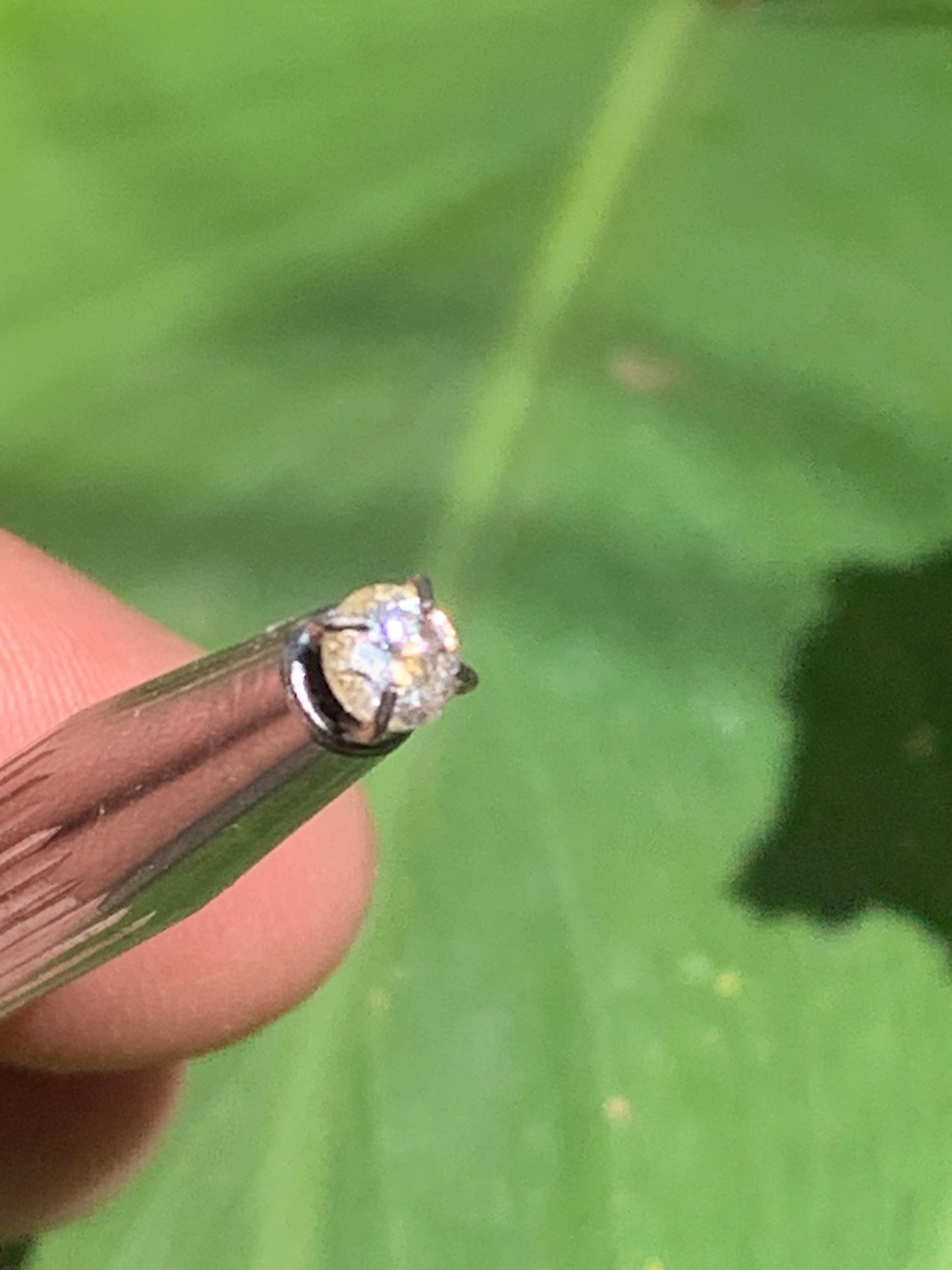 Cristal de roche 'façon diamant', pierre taillée de 4mm x4 x3 - 0,5 carats. Parfait en bijouterie, collection ,exposition...