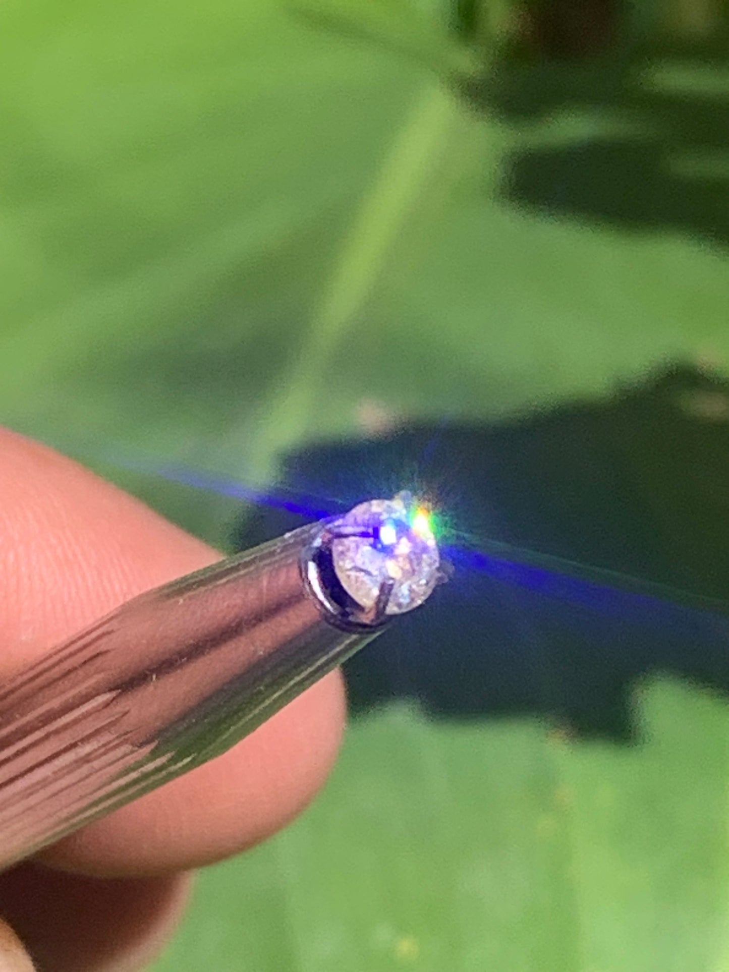 Cristal de roche 'façon diamant', pierre taillée de 4mm x4 x3 - 0,5 carats. Parfait en bijouterie, collection ,exposition...