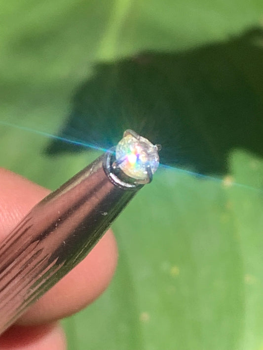 Cristal de roche 'façon diamant', pierre taillée de 4mm x4 x3 - 0,5 carats. Parfait en bijouterie, collection ,exposition...