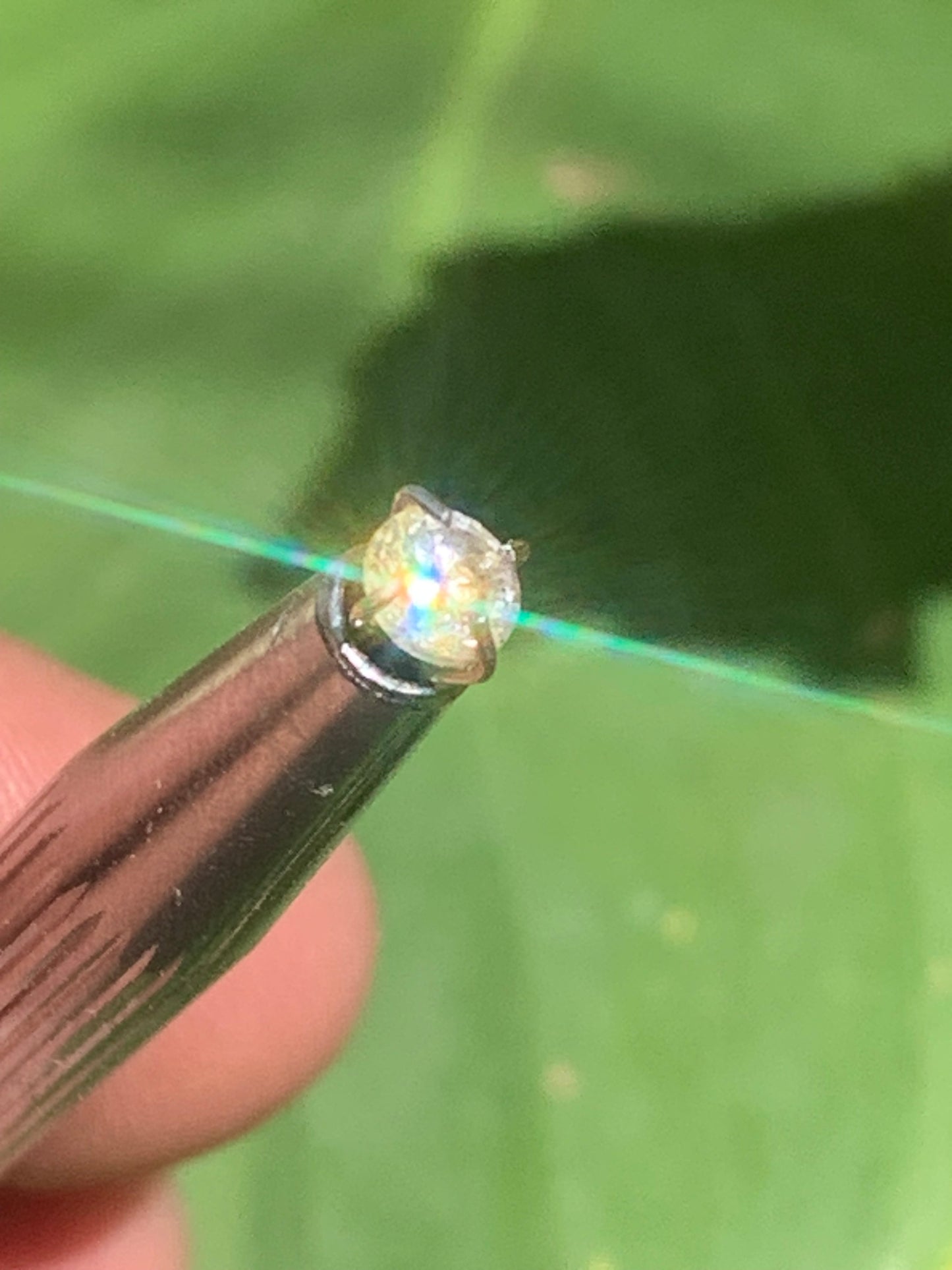Cristal de roche 'façon diamant', pierre taillée de 4mm x4 x3 - 0,5 carats. Parfait en bijouterie, collection ,exposition...