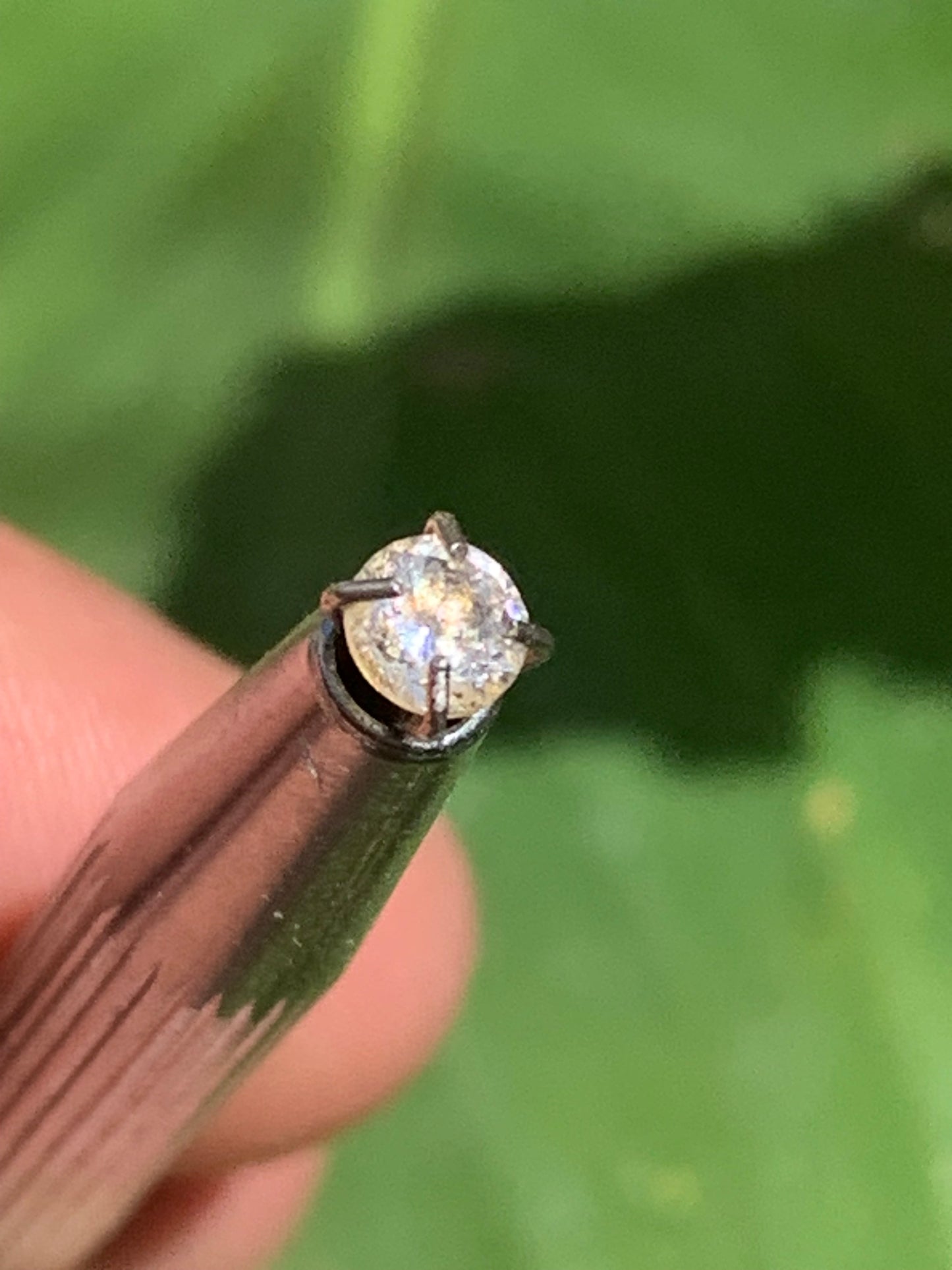 Cristal de roche 'façon diamant', pierre taillée de 4mm x4 x3 - 0,5 carats. Parfait en bijouterie, collection ,exposition...