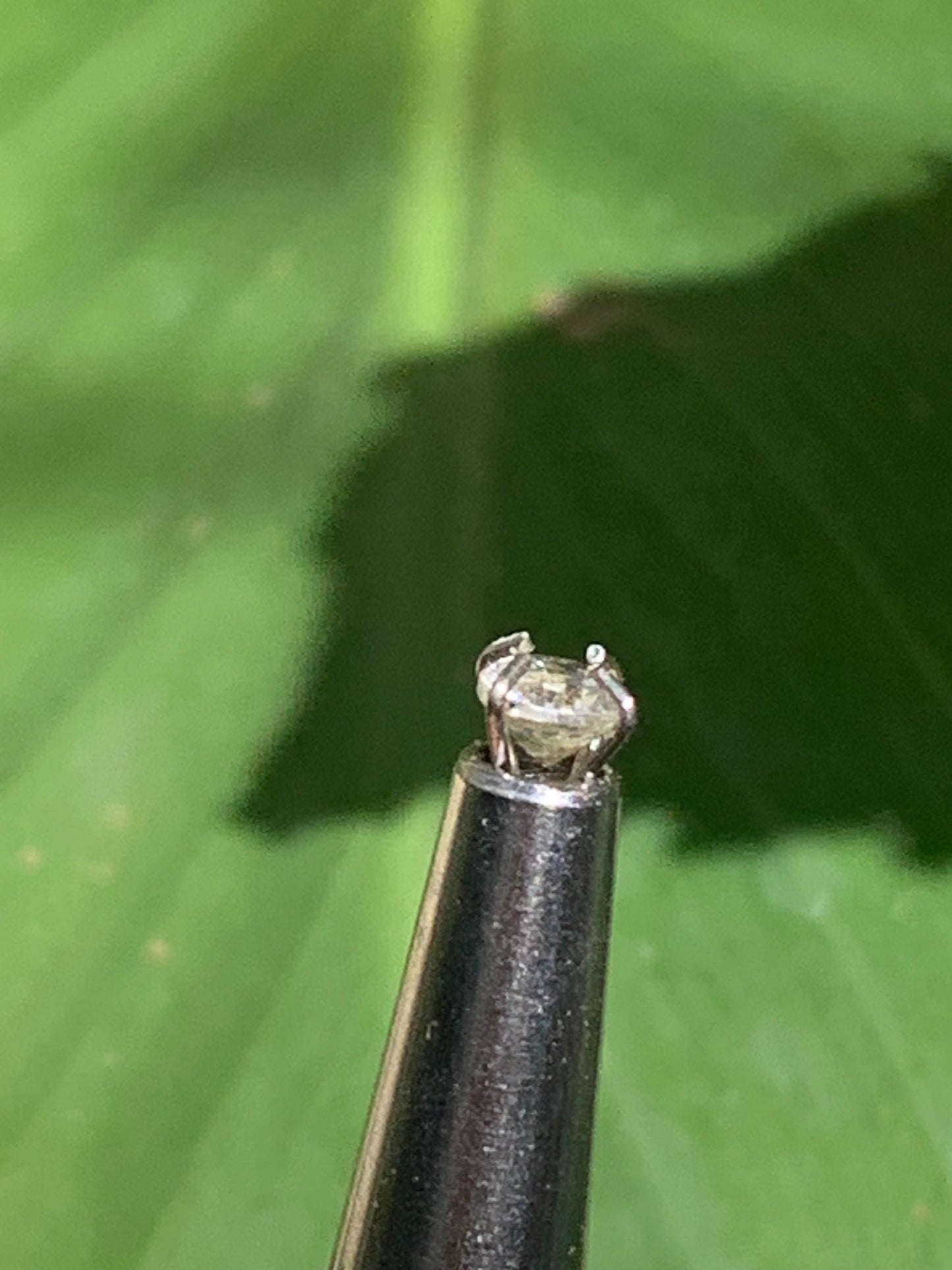 Cristal de roche 'façon diamant', pierre taillée de 4mm x4 x3 - 0,5 carats. Parfait en bijouterie, collection ,exposition...