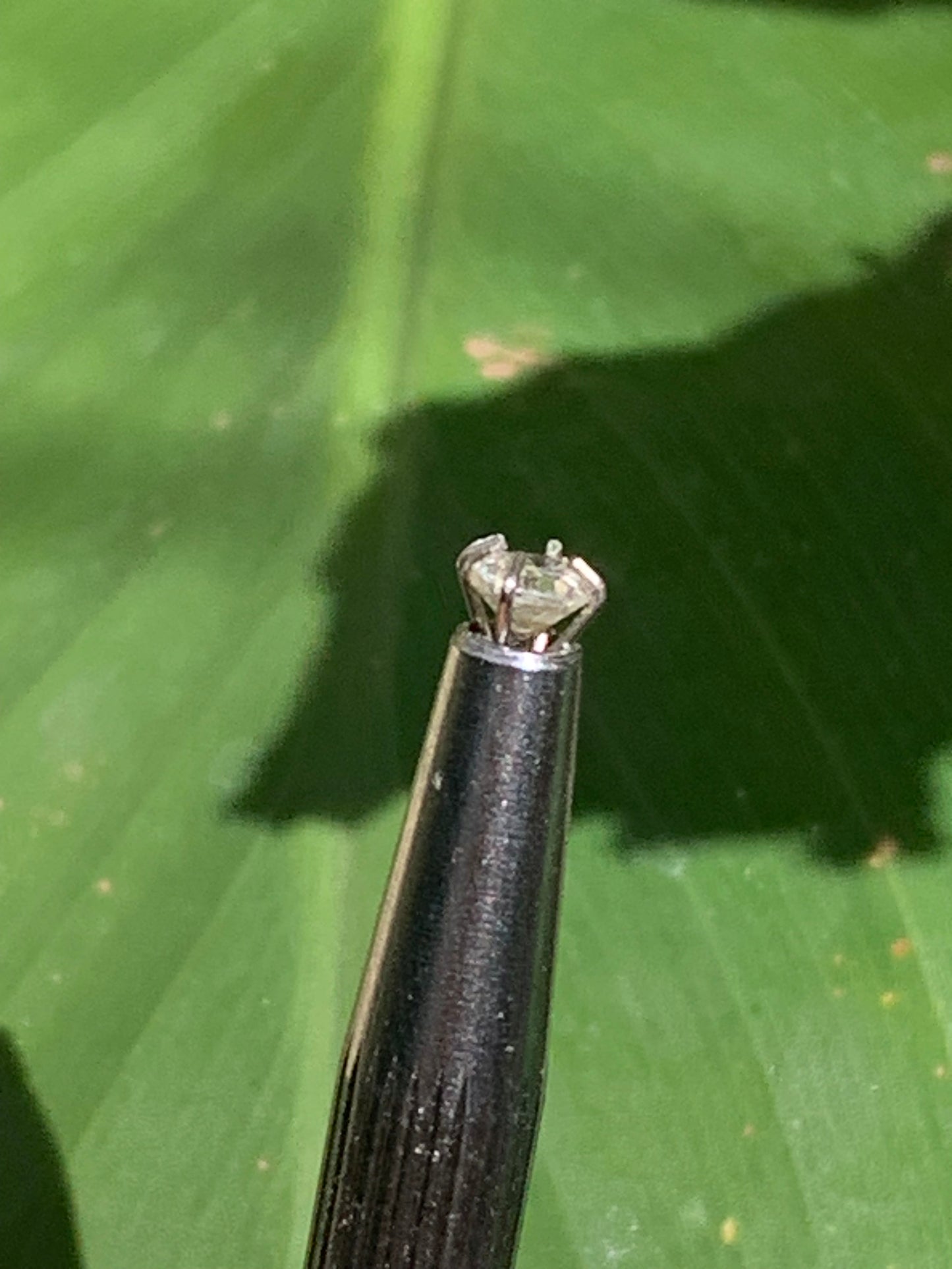 Cristal de roche 'façon diamant', pierre taillée de 4mm x4 x3 - 0,5 carats. Parfait en bijouterie, collection ,exposition...