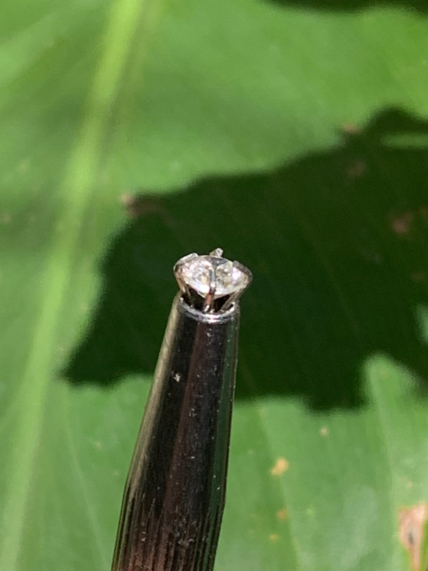 Cristal de roche 'façon diamant', pierre taillée de 4mm x4 x3 - 0,5 carats. Parfait en bijouterie, collection ,exposition...