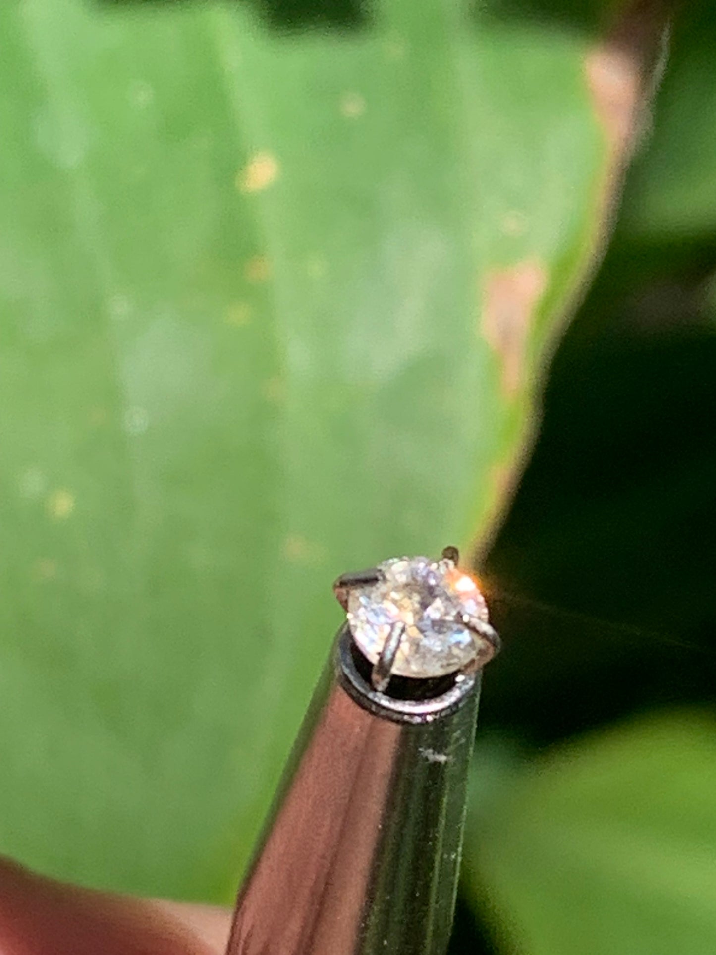 Cristal de roche 'façon diamant', pierre taillée de 4mm x4 x3 - 0,5 carats. Parfait en bijouterie, collection ,exposition...