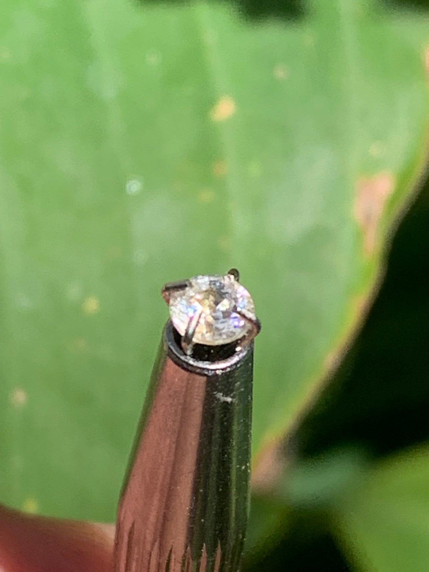 Cristal de roche 'façon diamant', pierre taillée de 4mm x4 x3 - 0,5 carats. Parfait en bijouterie, collection ,exposition...