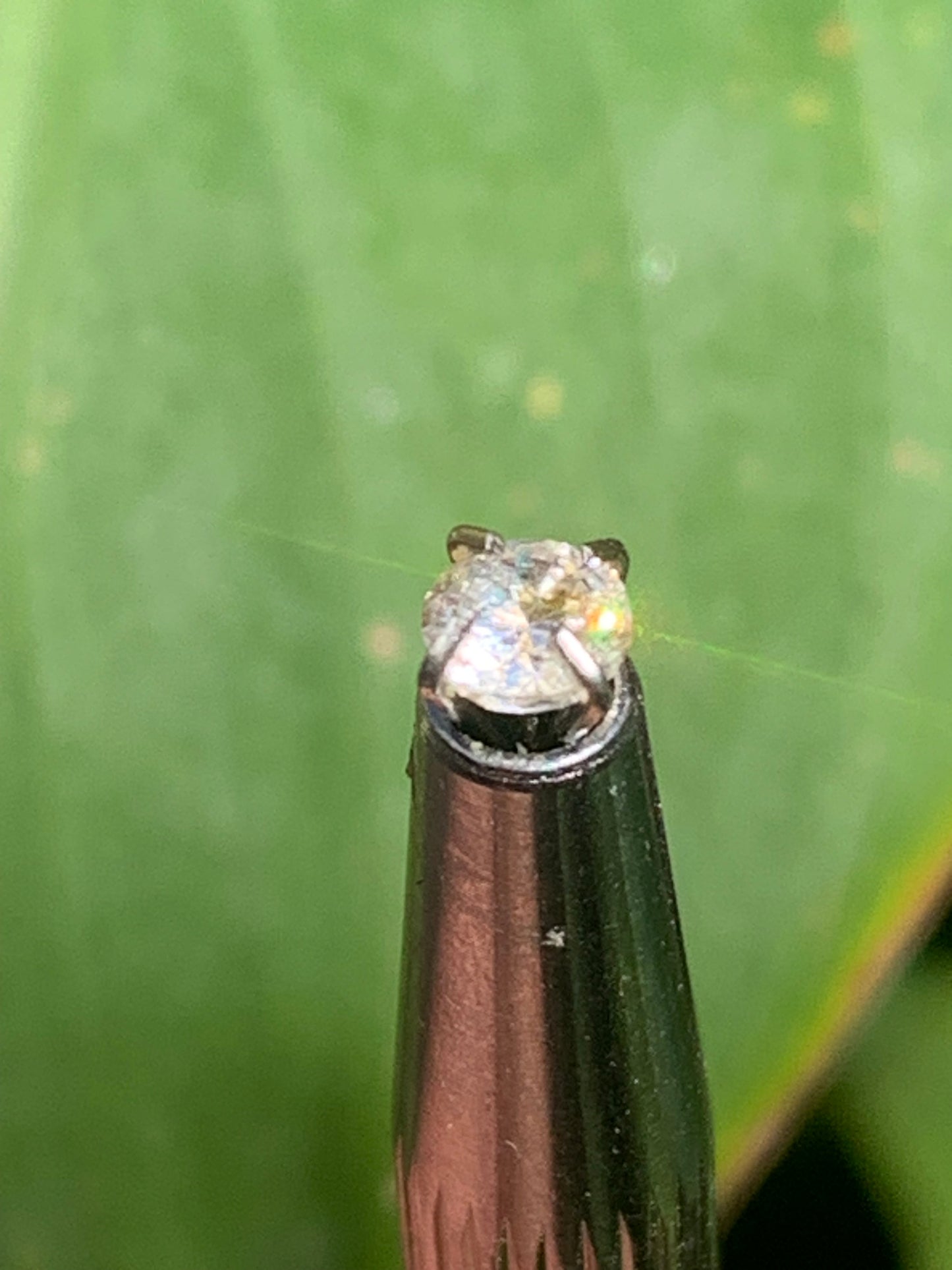 Cristal de roche 'façon diamant', pierre taillée de 4mm x4 x3 - 0,5 carats. Parfait en bijouterie, collection ,exposition...