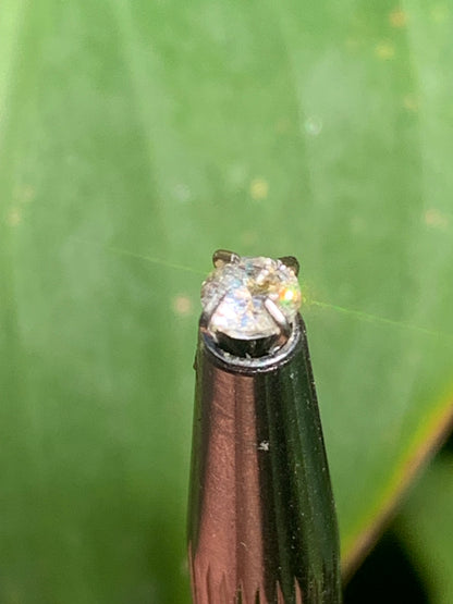 Cristal de roche 'façon diamant', pierre taillée de 4mm x4 x3 - 0,5 carats. Parfait en bijouterie, collection ,exposition...