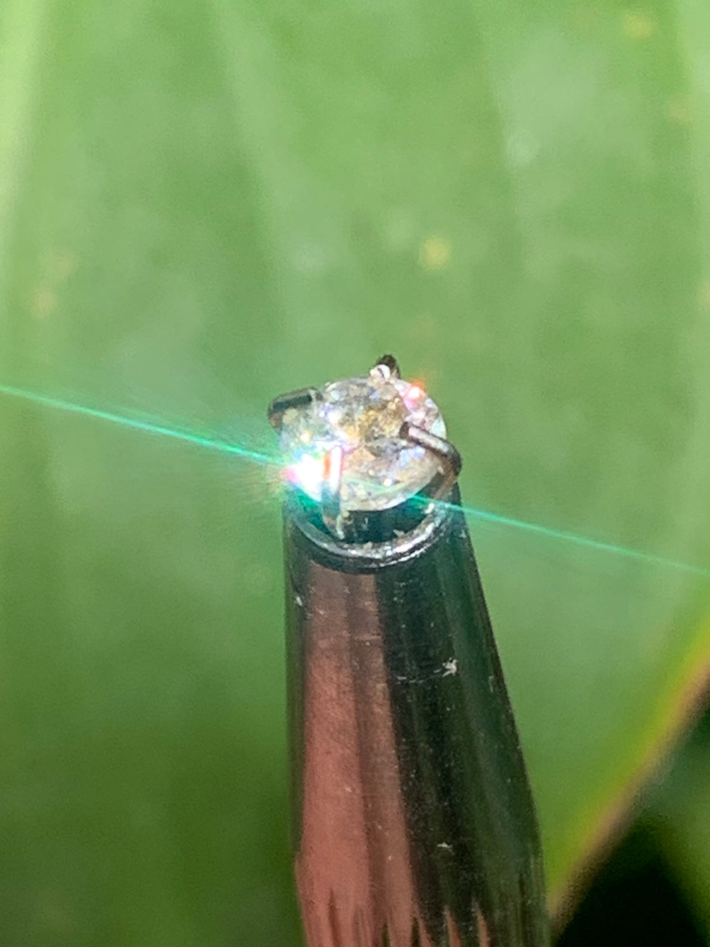 Cristal de roche 'façon diamant', pierre taillée de 4mm x4 x3 - 0,5 carats. Parfait en bijouterie, collection ,exposition...