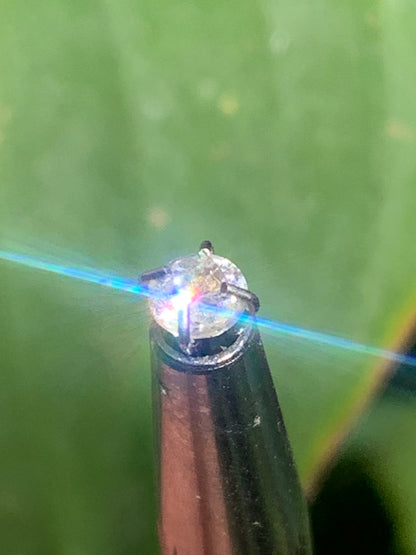 Cristal de roche 'façon diamant', pierre taillée de 4mm x4 x3 - 0,5 carats. Parfait en bijouterie, collection ,exposition...