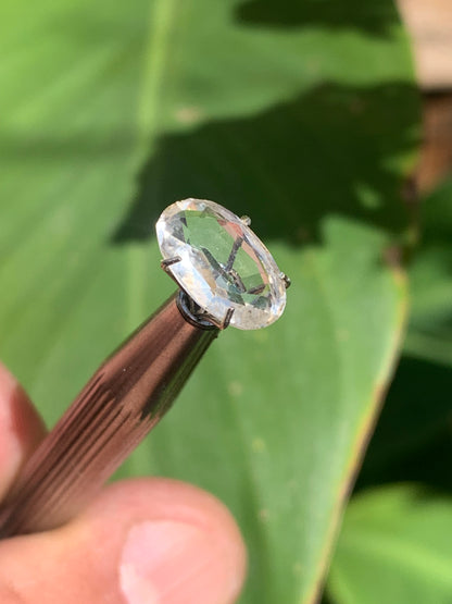 Cristal de roche, pierre taillée de 12mm x9 x4 - 2 carats. Parfait en bijouterie, collection ,exposition...