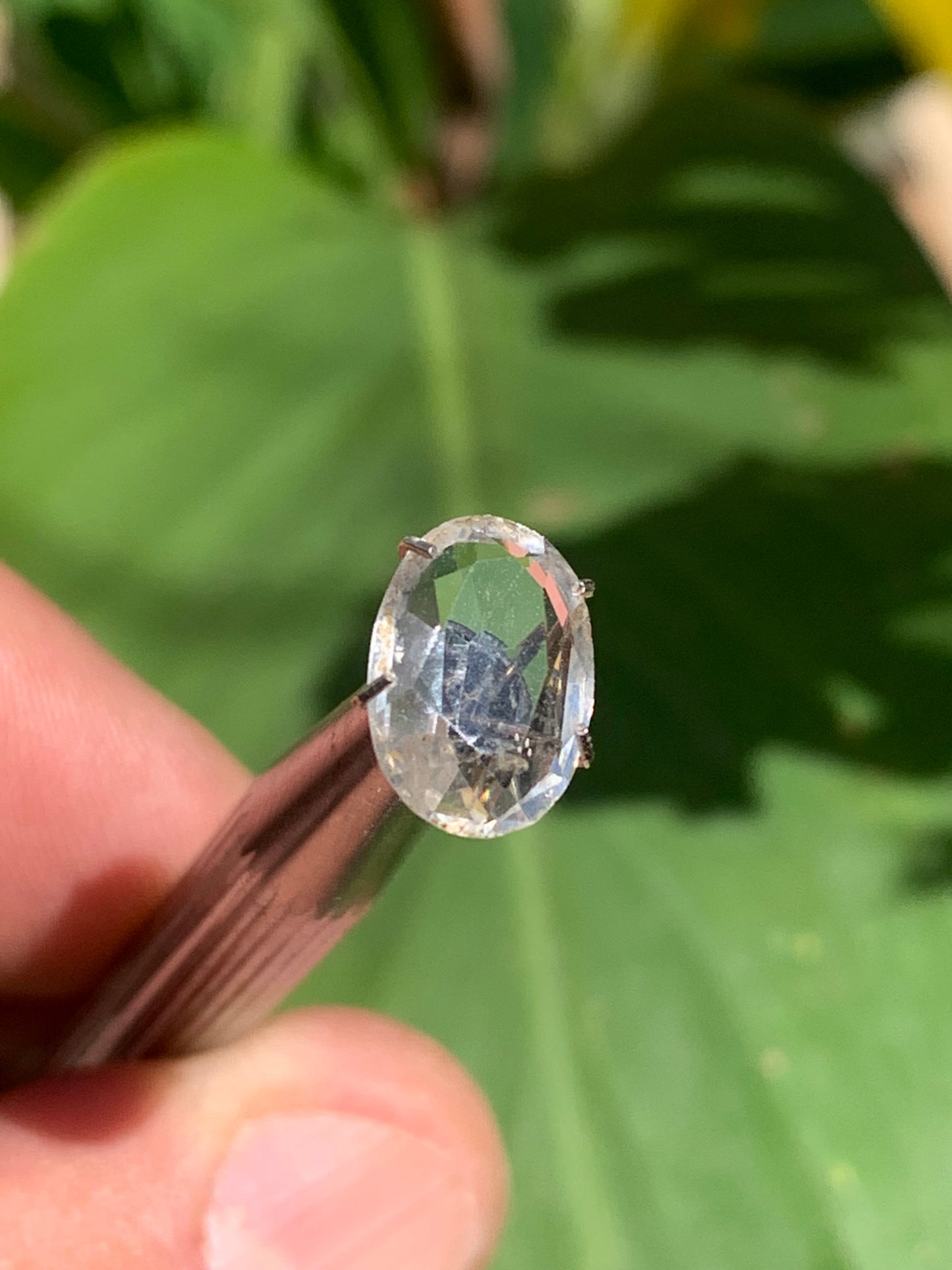 Cristal de roche, pierre taillée de 12mm x9 x4 - 2 carats. Parfait en bijouterie, collection ,exposition...