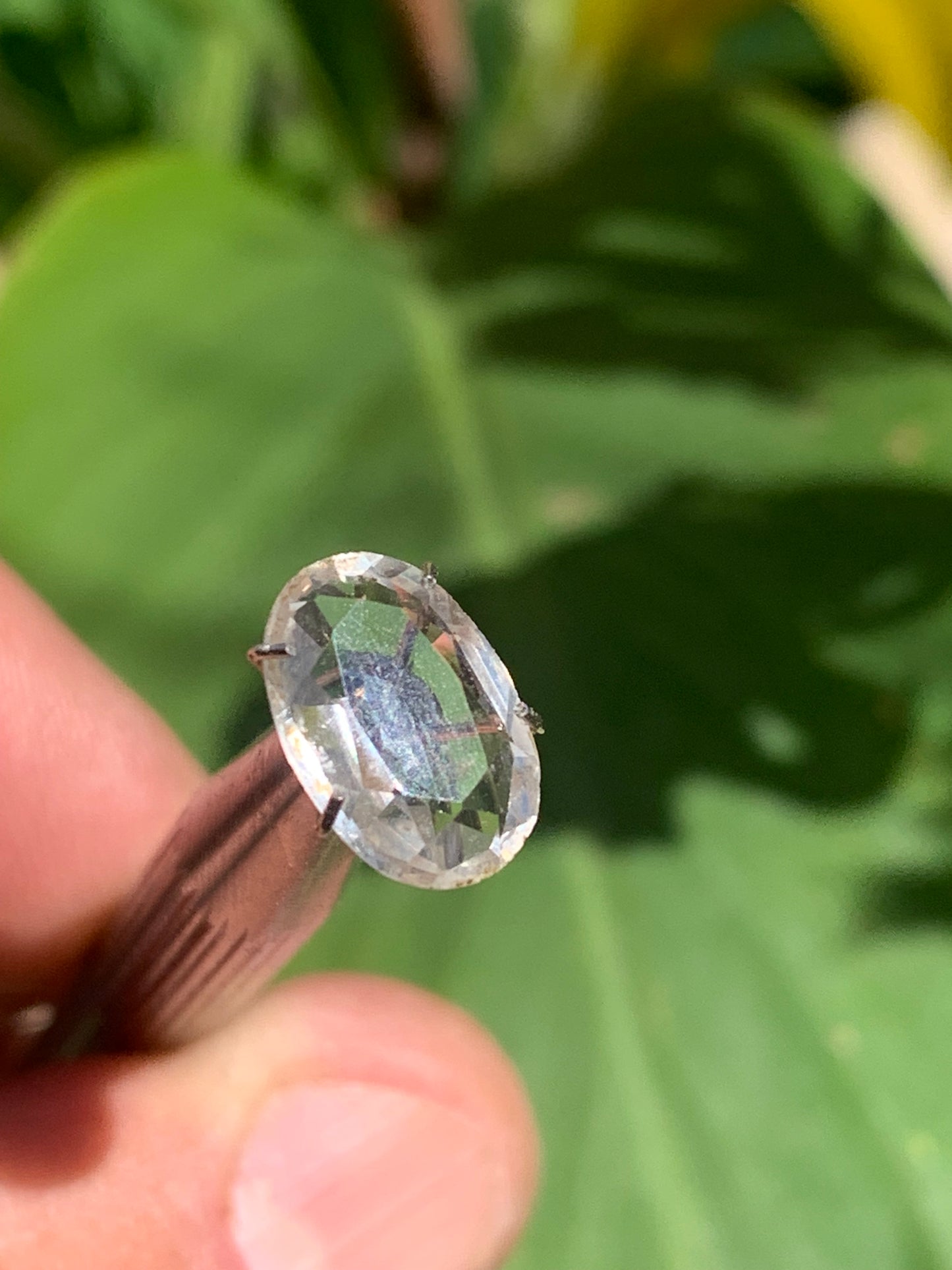 Cristal de roche, pierre taillée de 12mm x9 x4 - 2 carats. Parfait en bijouterie, collection ,exposition...