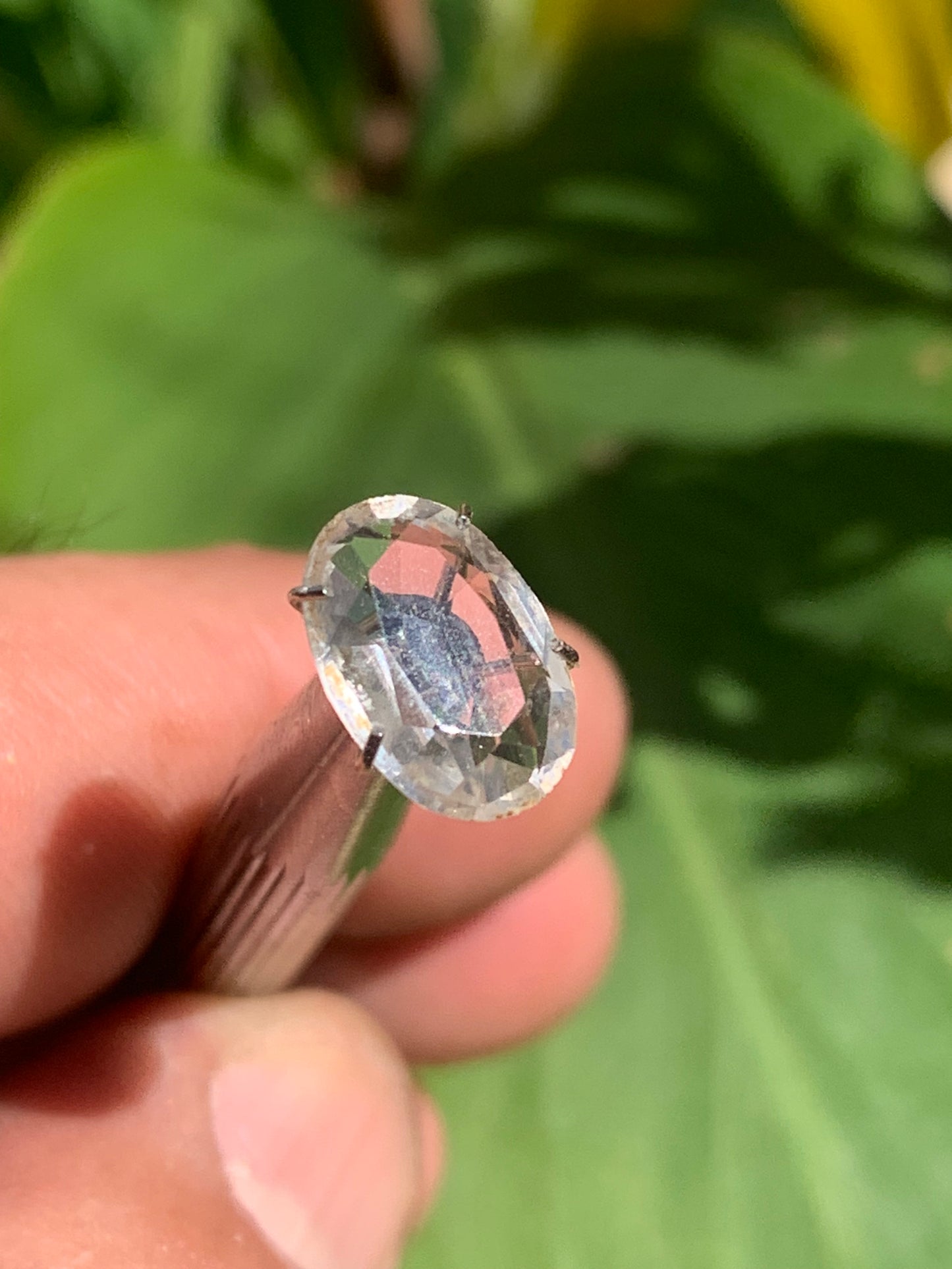 Cristal de roche, pierre taillée de 12mm x9 x4 - 2 carats. Parfait en bijouterie, collection ,exposition...