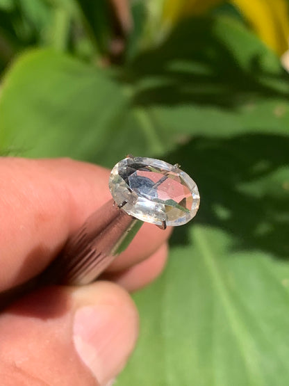 Cristal de roche, pierre taillée de 12mm x9 x4 - 2 carats. Parfait en bijouterie, collection ,exposition...