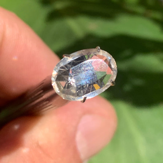 Cristal de roche, pierre taillée de 12mm x9 x4 - 2 carats. Parfait en bijouterie, collection ,exposition...