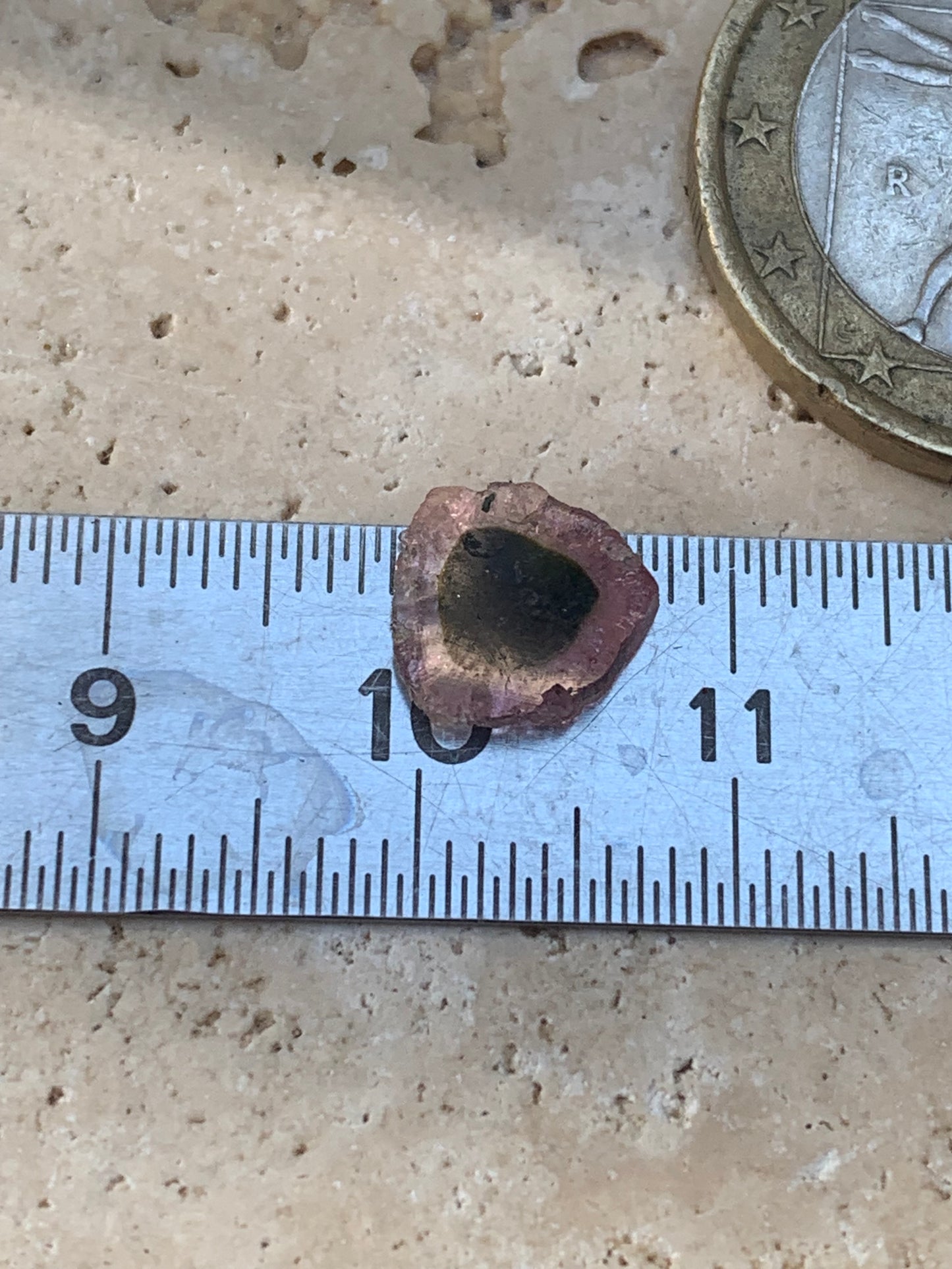 Tourmaline melon d'eau/ pastèque, de 9mm x8 x2 environ - 0,5 carat. Parfait en bijouterie, collection ,exposition...