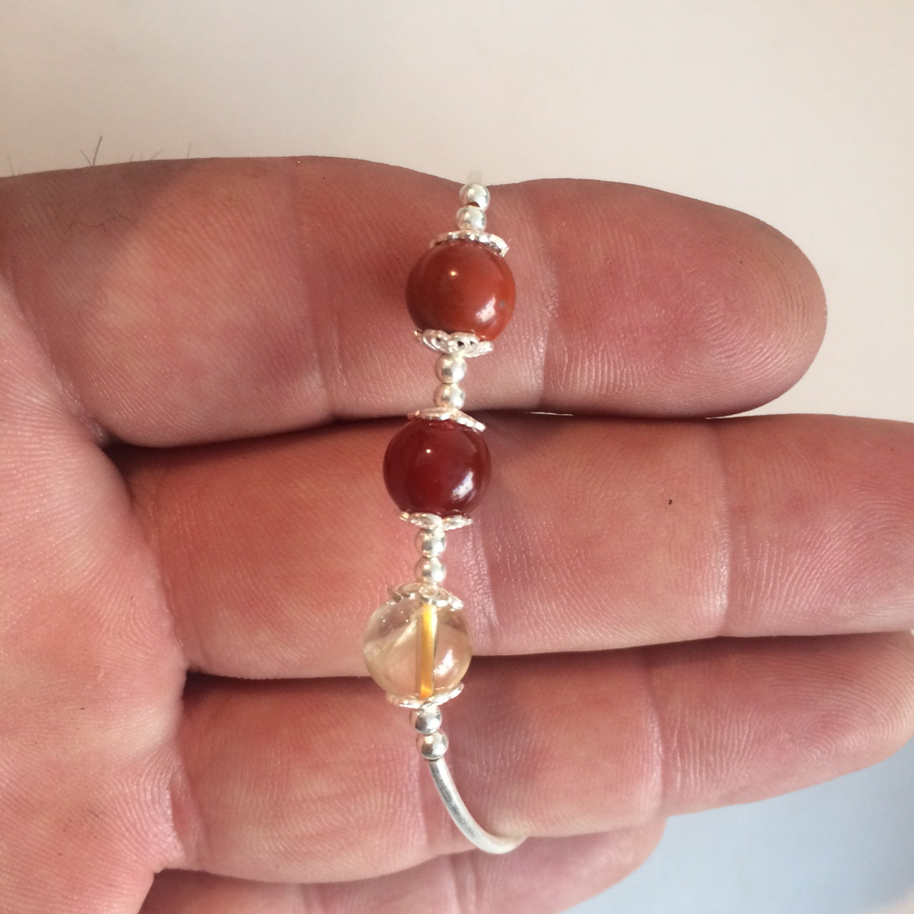 '7 Chakras' bracelet, with 8 millimeter beads and 100% silver tubes. Available in lengths of 17 to 21 cm. AA to AAA quality, superb beads! Made by Gem &amp; Zen