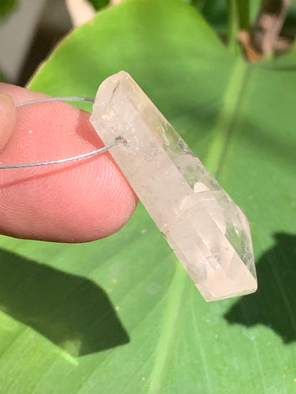 Morganite/ Beryl/ Emeraude rose, cristaux percés de 40mm x19 x8 et 8 grammes par pièce environ. Parfait en bijouterie, collection ,exposition...