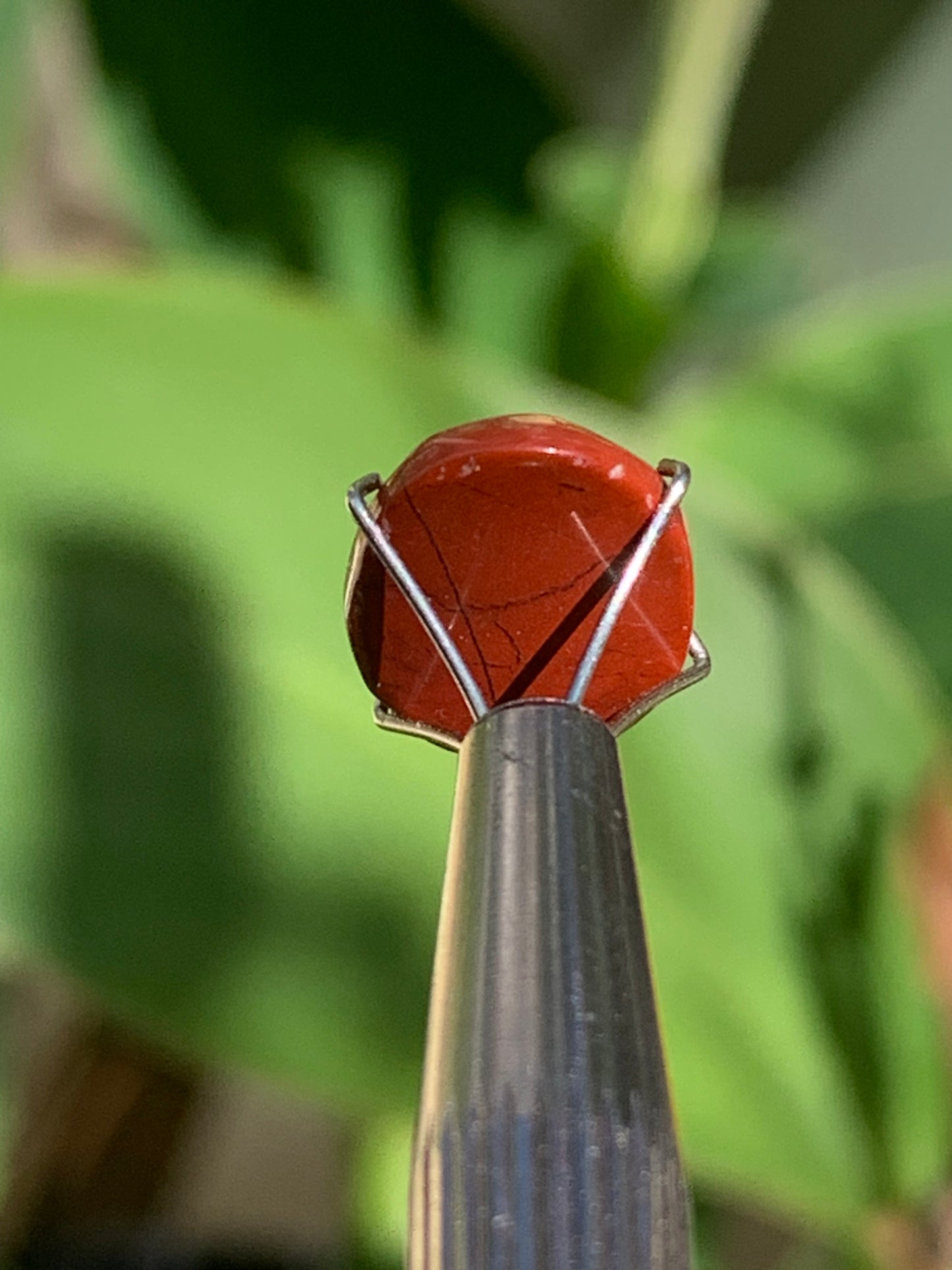 Jaspe rouge, cabochon de 13mm x10 x4 - 4 carats. Parfait en bijouterie, collection ,exposition...