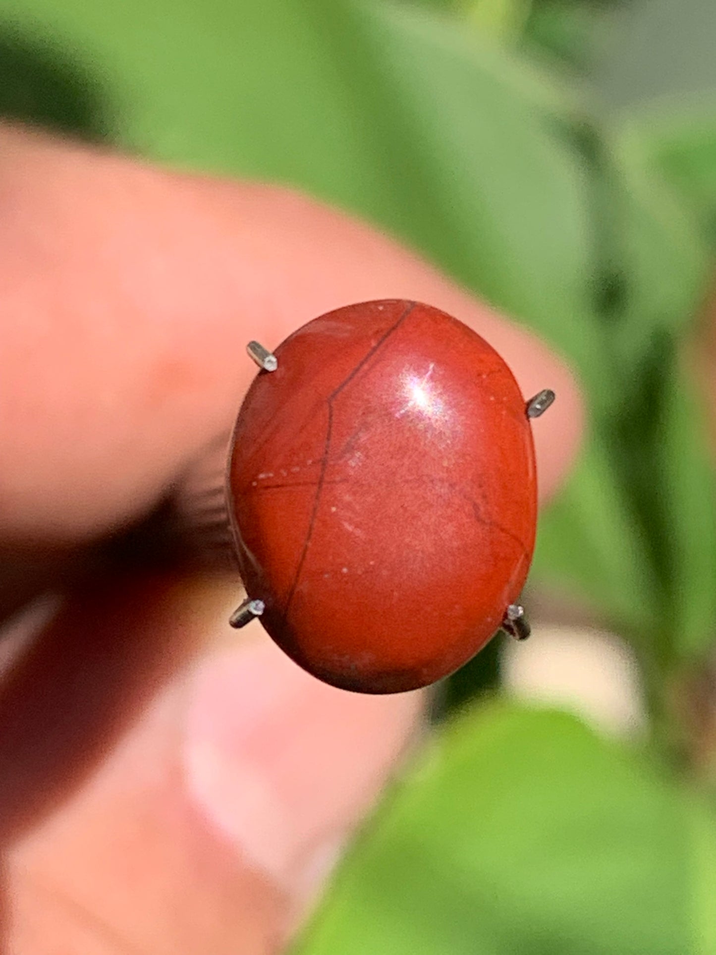 Jaspe rouge, cabochon de 13mm x10 x4 - 4 carats. Parfait en bijouterie, collection ,exposition...