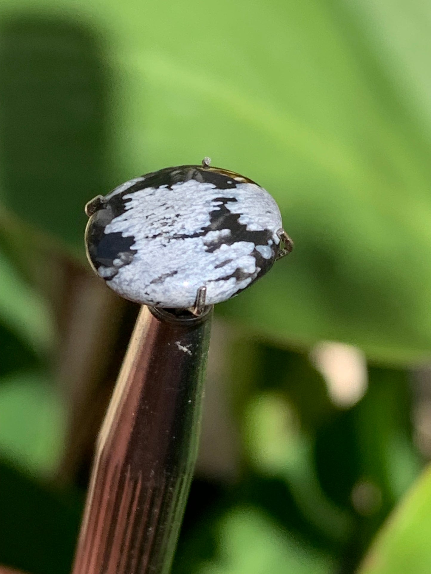 Obsidienne neige, cabochon de 13mm x11 x3 - 0,6 grammes/ 3 carats. Parfait en bijouterie, collection ,exposition...