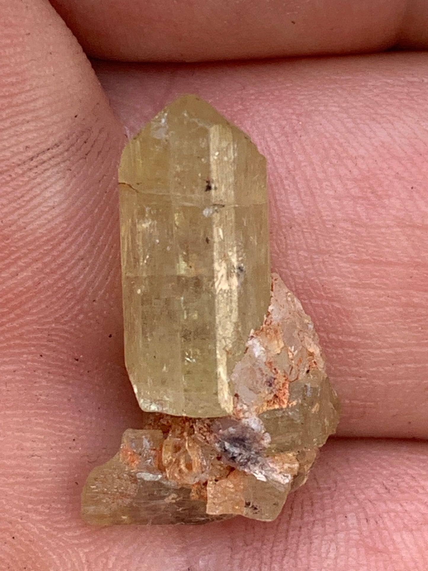 Apatite jaune, de 24mm x14 x10 environ - 16,5 carats. Parfait en bijouterie, collection ,exposition...