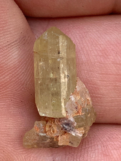 Apatite jaune, de 24mm x14 x10 environ - 16,5 carats. Parfait en bijouterie, collection ,exposition...