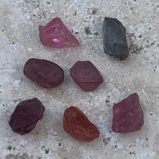 Spinelle, lot de 7 cristaux bruts de 5mm x4 x3 environ - 11,5 carats. Parfait en bijouterie, collection ,exposition...